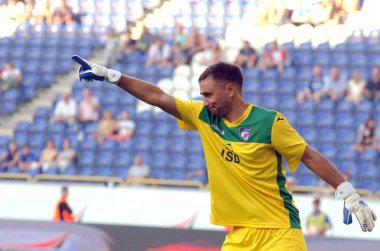 DNIPRO, UKRAINE - 31 Temmuz 2016: FC Çelik Kaleci Yury Pankiv FC Dnipro 'ya karşı oynanan futbol maçı sırasında görev başında