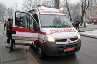 DNIPROPETROVSK, UKRAINE - 20 HAZİRAN 2015: Yerel yönetim binasının önündeki bir caddede Reno ambulansı