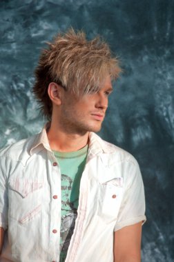 DNEPROPETROVSK, UKRAINE - 28 Mart 2008 'de Ukrayna' nın başkenti Dnepropetrovsk 'ta kuaförlük, tırnak estetiği dallarında kulise hazırlanır ve UKRAINE' ın Genç Yetenekleri 'ni çeker.