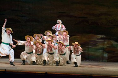 DNIPROPETROVSK, UKRAINE - 21 Kasım 2014 Dnipropetrovsk, Ukrayna 'da Folklor Ensemble SLAVUTYCH üyeleri UKRAINE' ı sahneledi.