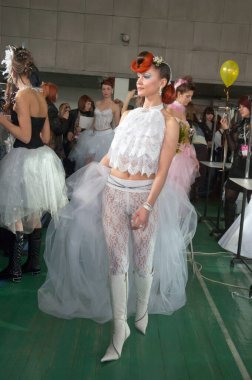 DNEPROPETROVSK, UKRAINE - 28 Mart 2008 'de Ukrayna' nın başkenti Dnepropetrovsk 'ta kuaförlük, tırnak estetiği dallarında kulise hazırlanır ve UKRAINE' ın Genç Yetenekleri 'ni çeker.