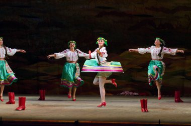 DNIPROPETROVSK, UKRAINE - 21 Kasım 2014 Dnipropetrovsk, Ukrayna 'da Folklor Ensemble SLAVUTYCH üyeleri UKRAINE' ı sahneledi.