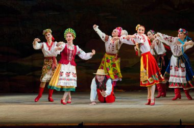 DNIPROPETROVSK, UKRAINE - 21 Kasım 2014 Dnipropetrovsk, Ukrayna 'da Folklor Ensemble SLAVUTYCH üyeleri UKRAINE' ı sahneledi.