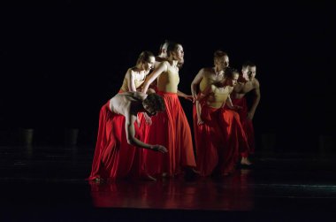 DNIPROPETROVSK, UKRAINE - 16 Mayıs: Tanımlanamayan dansçılar 16 Mayıs 2015 tarihinde Dnipropetrovsk, Ukrain 'de Devlet Opera ve Bale Tiyatrosu' nda SACRED Baharı gerçekleştirdiler