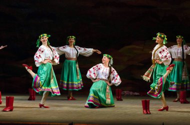 DNIPROPETROVSK, UKRAINE - 21 Kasım 2014 Dnipropetrovsk, Ukrayna 'da Folklor Ensemble SLAVUTYCH üyeleri UKRAINE' ı sahneledi.
