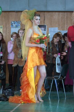 DNEPROPETROVSK, UKRAINE - 27 Mart 2008 'de Ukrayna' nın başkenti Dnepropetrovsk 'ta kuaförlük, manikür estetiği ve genç UKRAINE Yetenekleri dalında kulise hazırlanır.