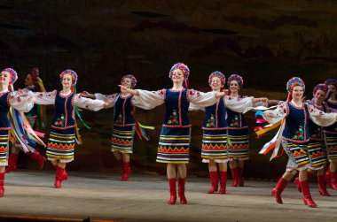 DNIPROPETROVSK, UKRAINE - 21 Kasım 2014 Dnipropetrovsk, Ukrayna 'da Folklor Ensemble SLAVUTYCH üyeleri UKRAINE' ı sahneledi.