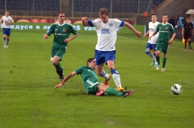 DNEPROPETROVSK, UKRAINE - 6 Nisan: FC Dinyeper takımından Ivan Striniç (C) Ukr 'ları sırasında Armend Dallku ile birlikte top için mücadele eder. Şampiyonluk maçı 6 Nisan 2013 'te Dnepropetrovsk' ta. 