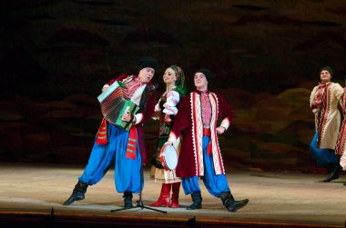 DNIPROPETROVSK, UKRAINE - 21 Kasım 2014 Dnipropetrovsk, Ukrayna 'da Folklor Ensemble SLAVUTYCH üyeleri UKRAINE' ı sahneledi.