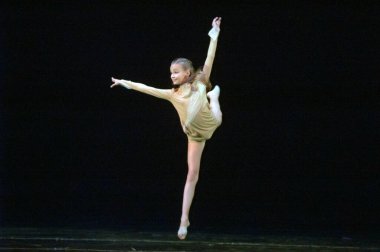 DNEPROPETROVSK, UKRAINE - 18 Mayıs: Sofya Gatylo, 12 yaşında, Dnepropetrovsk, Ukrayna 'da 18 Mayıs 2013 tarihinde Devlet Opera ve Bale Tiyatrosu' nda DANCING RAIN performansı sergiliyor.
