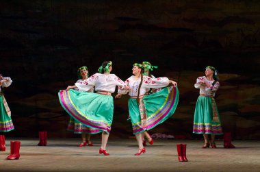 DNIPROPETROVSK, UKRAINE - 21 Kasım 2014 Dnipropetrovsk, Ukrayna 'da Folklor Ensemble SLAVUTYCH üyeleri UKRAINE' ı sahneledi.