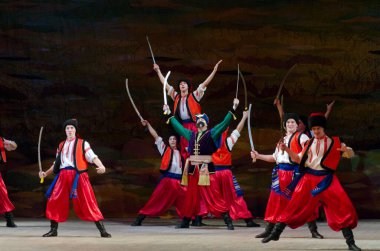 DNIPROPETROVSK, UKRAINE - 21 Kasım 2014 Dnipropetrovsk, Ukrayna 'da Folklor Ensemble SLAVUTYCH üyeleri UKRAINE' ı sahneledi.