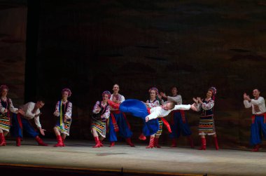 DNIPROPETROVSK, UKRAINE - 21 Kasım 2014 Dnipropetrovsk, Ukrayna 'da Folklor Ensemble SLAVUTYCH üyeleri UKRAINE' ı sahneledi.