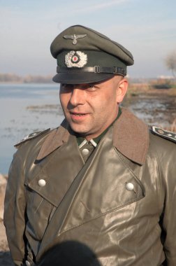 DNEPROPETROVSK, UKRAINE - 29 OKTOBER: Kızıl Yıldız tarih kulübünün bir üyesi, 29 Ekim 2013 tarihinde Dnepropetrovsk, Ukrayna 'da gerçekleştirilen tarihi yeniden canlandırma sırasında tarihi Alman üniforması giyiyor