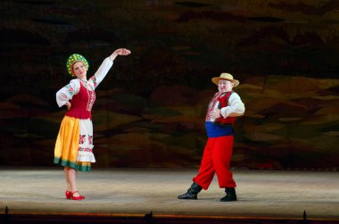 DNIPROPETROVSK, UKRAINE - 21 Kasım 2014 Dnipropetrovsk, Ukrayna 'da Folklor Ensemble SLAVUTYCH üyeleri UKRAINE' ı sahneledi.