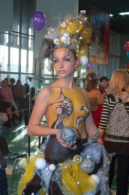 DNEPROPETROVSK, UKRAINE - 22 Mart 2007 'de Ukrayna' nın başkenti Dnepropetrovsk 'ta kuaförlük, manikür, manikür estetiği ve genç UKRAINE Yetenekleri dalında kulise hazırlanır.