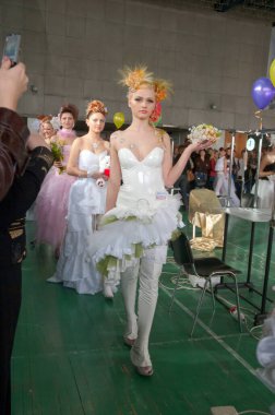 DNEPROPETROVSK, UKRAINE - 28 Mart 2008 'de Ukrayna' nın başkenti Dnepropetrovsk 'ta kuaförlük, tırnak estetiği dallarında yapılan şampiyonada modeller performans sergiliyor.