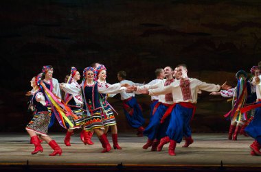 DNIPROPETROVSK, UKRAINE - 21 Kasım 2014 Dnipropetrovsk, Ukrayna 'da Folklor Ensemble SLAVUTYCH üyeleri UKRAINE' ı sahneledi.
