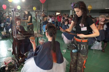 DNEPROPETROVSK, UKRAINE - 28 Mart 2008 'de Ukrayna' nın başkenti Dnepropetrovsk 'ta kuaförlük, manikür estetiği ve genç UKRAINE Yetenekleri yarışması için model hazırlığı