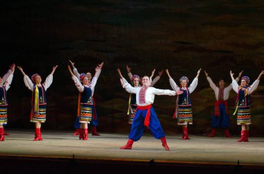 DNIPROPETROVSK, UKRAINE - 21 Kasım 2014 Dnipropetrovsk, Ukrayna 'da Folklor Ensemble SLAVUTYCH üyeleri UKRAINE' ı sahneledi.