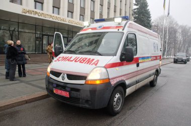 DNIPROPETROVSK, UKRAINE - 20 HAZİRAN 2015: Yerel yönetim binasının önündeki bir caddede Reno ambulansı