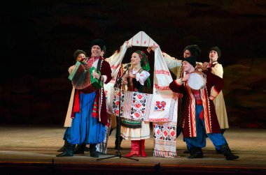 DNIPROPETROVSK, UKRAINE - 21 Kasım 2014 Dnipropetrovsk, Ukrayna 'da Folklor Ensemble SLAVUTYCH üyeleri UKRAINE' ı sahneledi.