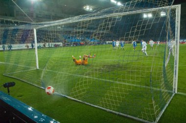 DNIPROPETPOVSK, UKRAINE - 6 Ekim 2013 Ukrayna Şampiyonası maçından önce Dnipro Stadyumu FC Dnepr-FC Metalist maçı, DnIpropetrovsk, Ukrayna
