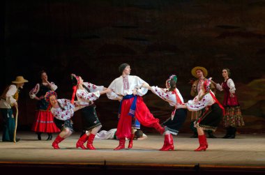 DNIPROPETROVSK, UKRAINE - 21 Kasım 2014 Dnipropetrovsk, Ukrayna 'da Folklor Ensemble SLAVUTYCH üyeleri UKRAINE' ı sahneledi.