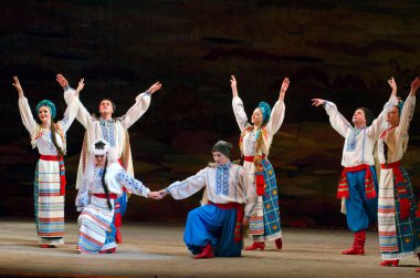 DNIPROPETROVSK, UKRAINE - 21 Kasım 2014 Dnipropetrovsk, Ukrayna 'da Folklor Ensemble SLAVUTYCH üyeleri UKRAINE' ı sahneledi.