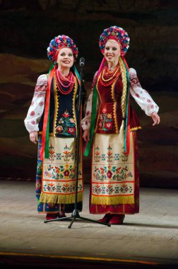DNIPROPETROVSK, UKRAINE - 21 Kasım 2014 Dnipropetrovsk, Ukrayna 'da Folklor Ensemble SLAVUTYCH üyeleri UKRAINE' ı sahneledi.