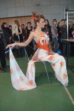 DNEPROPETROVSK, UKRAINE - 28 Mart 2008 'de Ukrayna' nın başkenti Dnepropetrovsk 'ta kuaförlük, tırnak estetiği dallarında kulise hazırlanır ve UKRAINE' ın Genç Yetenekleri 'ni çeker.