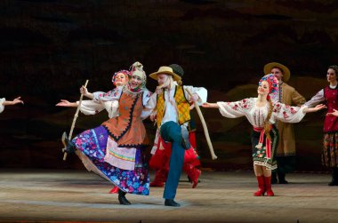 DNIPROPETROVSK, UKRAINE - 21 Kasım 2014 Dnipropetrovsk, Ukrayna 'da Folklor Ensemble SLAVUTYCH üyeleri UKRAINE' ı sahneledi.