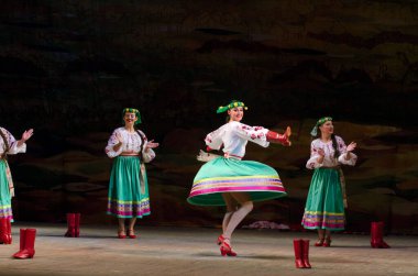 DNIPROPETROVSK, UKRAINE - 21 Kasım 2014 Dnipropetrovsk, Ukrayna 'da Folklor Ensemble SLAVUTYCH üyeleri UKRAINE' ı sahneledi.