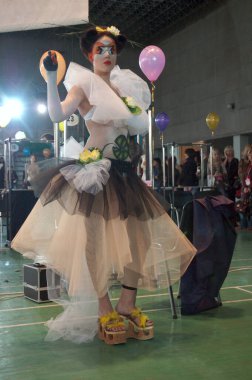 DNEPROPETROVSK, UKRAINE - 27 Mart 2008 'de Ukrayna' nın başkenti Dnepropetrovsk 'ta kuaförlük, manikür estetiği ve genç UKRAINE Yetenekleri dalında kulise hazırlanır.