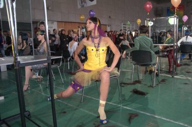 DNEPROPETROVSK, UKRAINE - 28 Mart 2008 'de Ukrayna' nın başkenti Dnepropetrovsk 'ta kuaförlük, tırnak estetiği dallarında kulise hazırlanır ve UKRAINE' ın Genç Yetenekleri 'ni çeker.