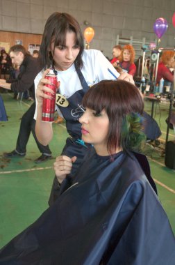 DNEPROPETROVSK, UKRAINE - 28 Mart 2008 'de Ukrayna' nın başkenti Dnepropetrovsk 'ta kuaförlük, manikür estetiği ve genç UKRAINE Yetenekleri yarışması için model hazırlığı