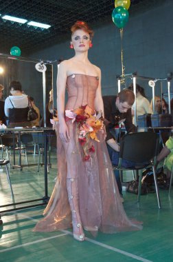 DNEPROPETROVSK, UKRAINE - 22 Mart 2007 'de Ukrayna' nın başkenti Dnepropetrovsk 'ta kuaförlük, manikür, manikür estetiği ve genç UKRAINE Yetenekleri dalında kulise hazırlanır.