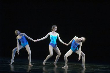 DNEPROPETROVSK, UKRAINE - 18 Mayıs: 15 yaşındaki tanımlanamayan kızlar, 18 Mayıs 2013 'te Dnepropetrovsk, Ukrayna' da Devlet Opera ve Bale Tiyatrosu 'nda H2O sergilediler.