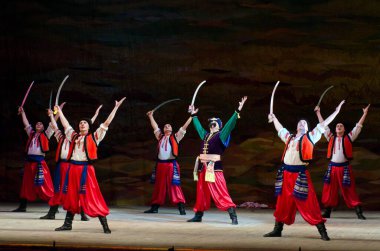 DNIPROPETROVSK, UKRAINE - 21 Kasım 2014 Dnipropetrovsk, Ukrayna 'da Folklor Ensemble SLAVUTYCH üyeleri UKRAINE' ı sahneledi.