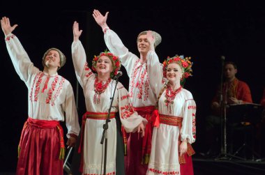 DNIPROPETROVSK, UKRAINE - 3 Nisan 2016: Folklor Topluluğu Üyeleri