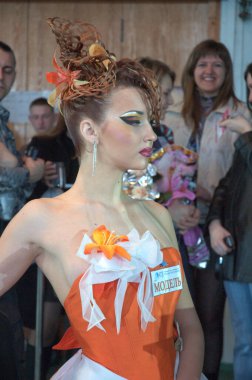 DNEPROPETROVSK, UKRAINE - 28 Mart 2008 'de Ukrayna' nın başkenti Dnepropetrovsk 'ta kuaförlük, tırnak estetiği dallarında kulise hazırlanır ve UKRAINE' ın Genç Yetenekleri 'ni çeker.