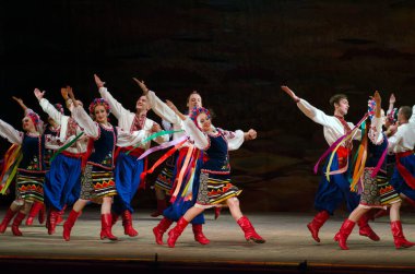 DNIPROPETROVSK, UKRAINE - 21 Kasım 2014 Dnipropetrovsk, Ukrayna 'da Folklor Ensemble SLAVUTYCH üyeleri UKRAINE' ı sahneledi.