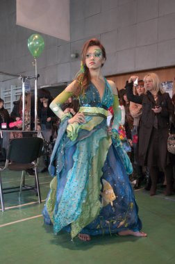 DNEPROPETROVSK, UKRAINE - 27 Mart 2008 'de Ukrayna' nın başkenti Dnepropetrovsk 'ta kuaförlük, manikür estetiği ve genç UKRAINE Yetenekleri dalında kulise hazırlanır.