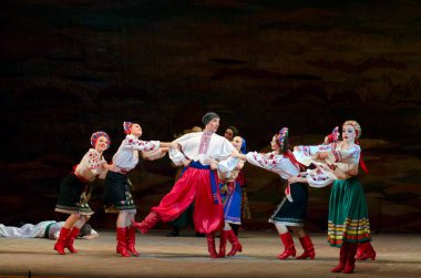 DNIPROPETROVSK, UKRAINE - 21 Kasım 2014 Dnipropetrovsk, Ukrayna 'da Folklor Ensemble SLAVUTYCH üyeleri UKRAINE' ı sahneledi.