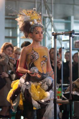 DNEPROPETROVSK, UKRAINE - 22 Mart 2007 'de Ukrayna' nın başkenti Dnepropetrovsk 'ta kuaförlük, manikür, manikür estetiği ve genç UKRAINE Yetenekleri dalında kulise hazırlanır.