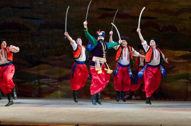 DNIPROPETROVSK, UKRAINE - 21 Kasım 2014 Dnipropetrovsk, Ukrayna 'da Folklor Ensemble SLAVUTYCH üyeleri UKRAINE' ı sahneledi.