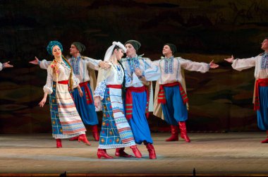 DNIPROPETROVSK, UKRAINE - 21 Kasım 2014 Dnipropetrovsk, Ukrayna 'da Folklor Ensemble SLAVUTYCH üyeleri UKRAINE' ı sahneledi.