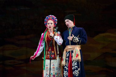DNIPROPETROVSK, UKRAINE - 21 Kasım 2014 Dnipropetrovsk, Ukrayna 'da Folklor Ensemble SLAVUTYCH üyeleri UKRAINE' ı sahneledi.