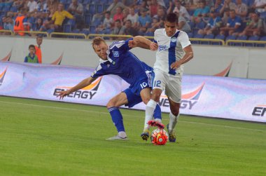 DNIPROPETROVSK, UKRAINE - 9 Ağustos 2015: Leo Matos FC Dnipro (R) Ukrayna Şampiyonluk maçı sırasında Andriy Yarmolenko FC Dynamo (L) ile top için mücadele etmektedir..