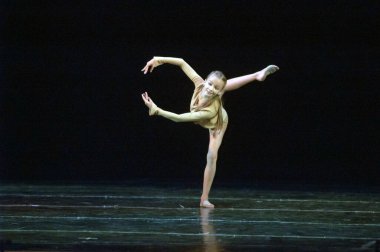DNEPROPETROVSK, UKRAINE - 18 Mayıs: Sofya Gatylo, 12 yaşında, Dnepropetrovsk, Ukrayna 'da 18 Mayıs 2013 tarihinde Devlet Opera ve Bale Tiyatrosu' nda DANCING RAIN performansı sergiliyor.